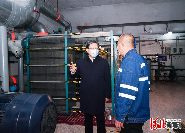 王东峰在石暗访查抄供暖工作：时刻关切民生冷暖(图3)